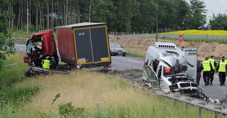 8 ofiar zderzenia busa z ciężarówką