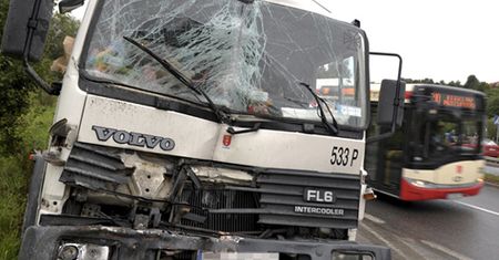 Zderzenie autobusu z ciężarówką