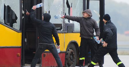 Pijani kibice i płonący autobus