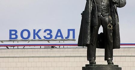 Lenin dostał odłamkiem!
