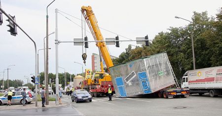 Ładunek zsunął się z ciężarówki