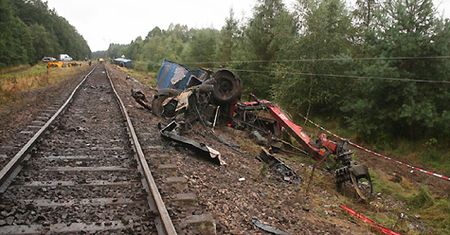 Tir wjechał pod pociąg