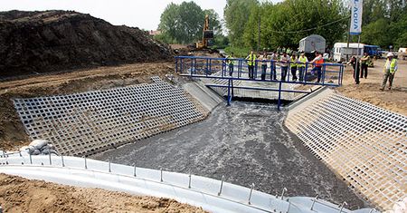 Warszawa: woda popłynęła nowym korytem