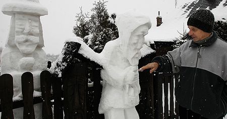 Inni narzekają na śnieg, on w nim rzeźbi