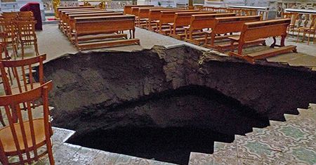 Ziemia się zapadła w Neapolu