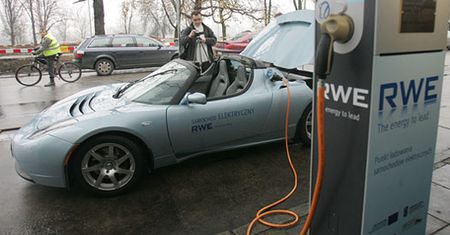 Doładuj samochód na ulicy