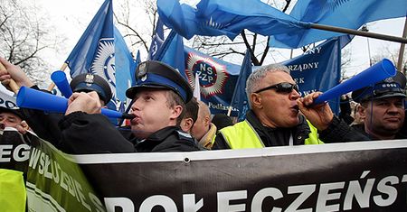 Policjanci chcą pieniędzy