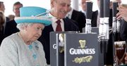 Królowa Elżbieta w browarze Guinnessa