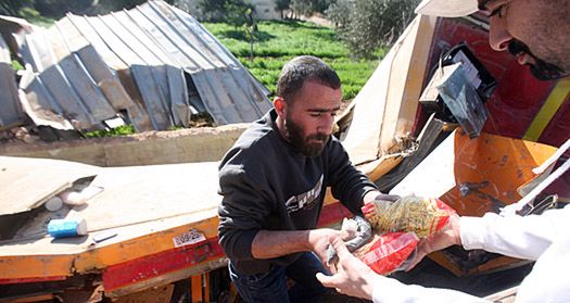 Buldożer zniszczył sklep