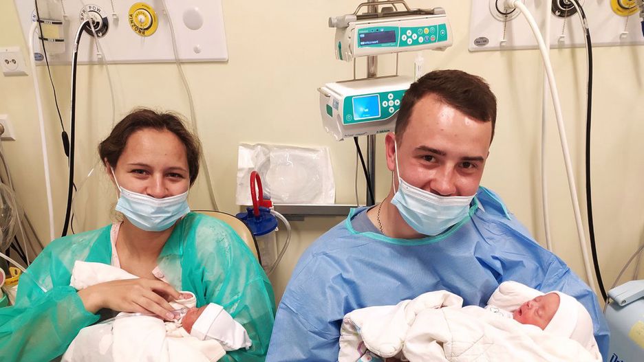 Tatiana i jej mąż Mykhailo z nowonarodzonymi dziećmi