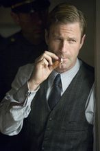 Aaron Eckhart poszpieguje