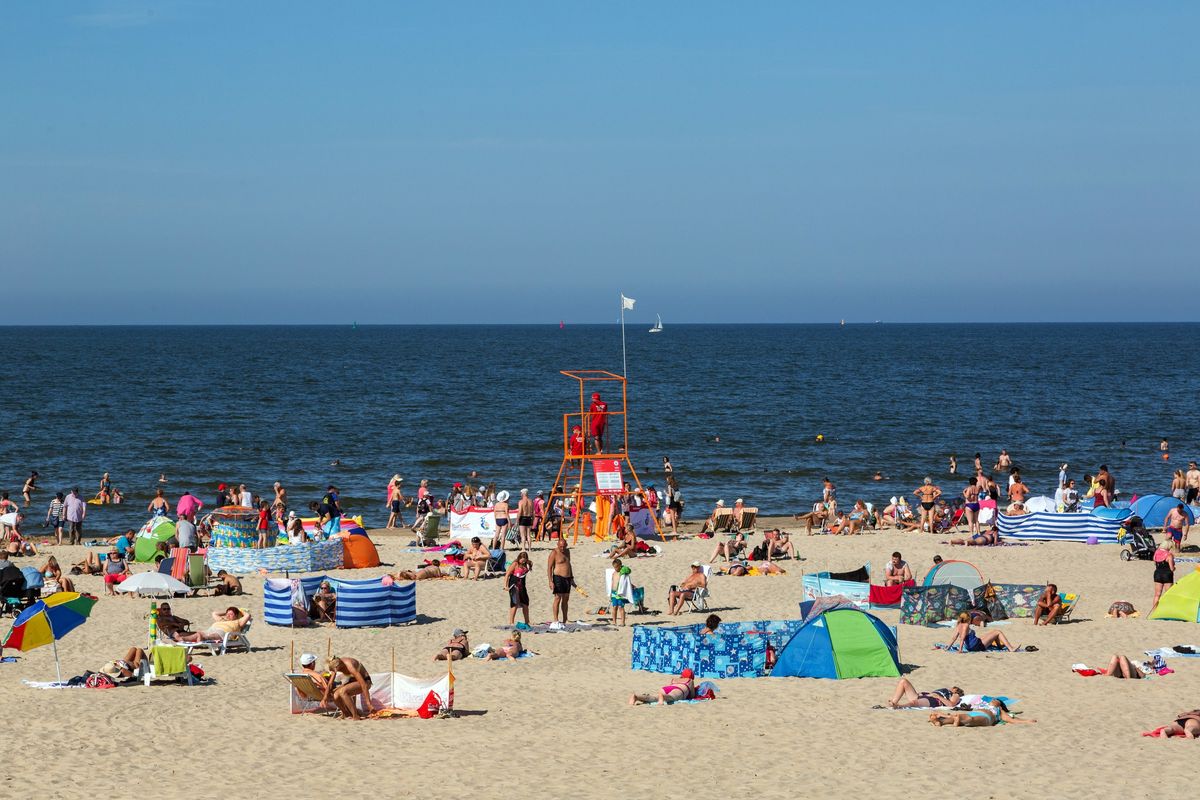 Turyści na polskiej plaży, zdjęcie ilustracyjne