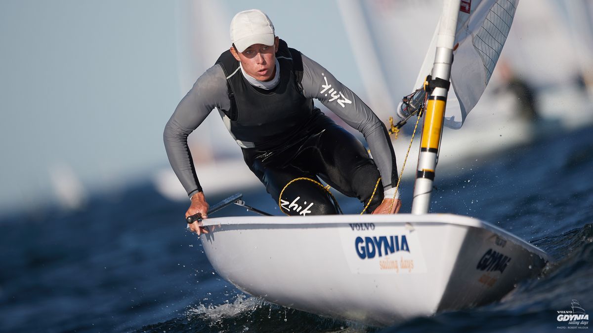 Jakub Rodziewicz na jachcie olimpijskiej klasy Laser Standard