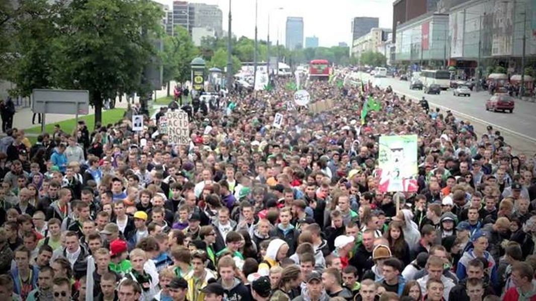 Ulicami Warszawy przeszedł Marsz Wyzwolenia Konopi