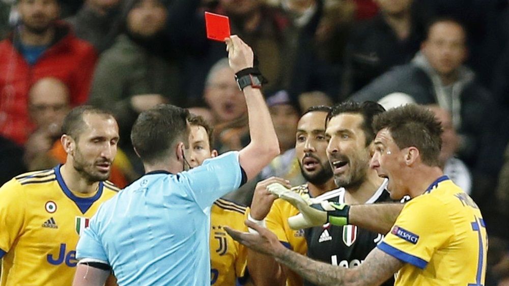 East News / AP Photo/Francisco Seco / Buffon dostaje czerwoną kartkę w meczu z Realem w LM (11.04.2018)