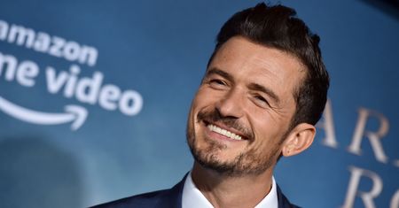 Orlando Bloom pokazał, czym będzie bawił się na torze. Ma dwa koła i napis "Aprilia"
