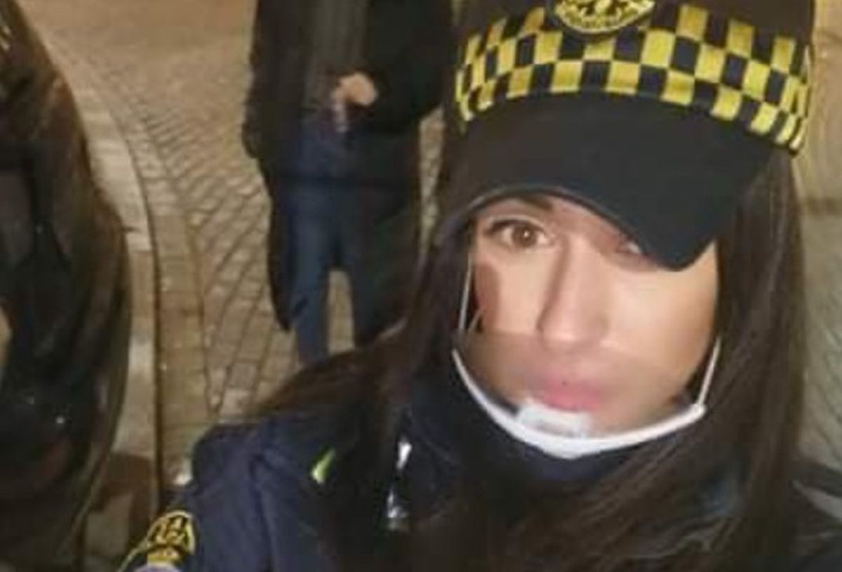 Nietypowa interwencja w Krakowie. Dobrze, że zajrzeli pod maskę