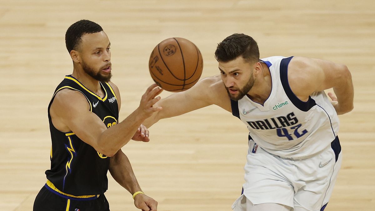 PAP/EPA / John G. Mabanglo / Na zdjęciu od lewej: Stephen Curry i Maxi Kleber