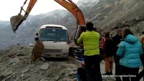 #dziejesiewsporcie: chwile grozy podczas wyprawy na K2. Bus nad przepaścią