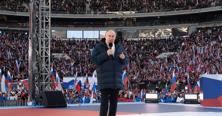 Wymowne fotografie z Moskwy. Oto zachowanie Rosjan po teatrzyku Putina