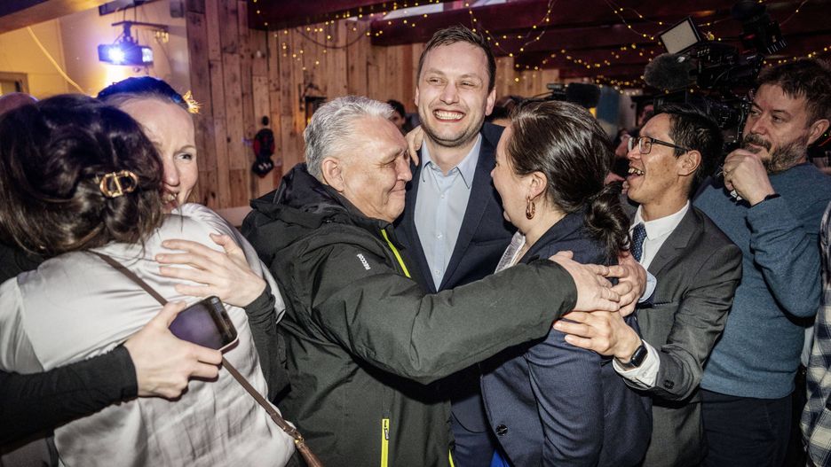 Election party for Demokraatit after Greenland's elections
epa11957614 Chairman of Demokraatit, Jens-Frederik Nielsen (C) embraces his supporters during the election party for Demokraatit at Cafe Killut in Nuuk, Greenland, 11 March 2025 (issued 12 March 2025). Demokraatit is the leading party in Greenland's elections with 29.9 percent of the votes.  EPA/Mads Claus Rasmussen  DENMARK OUT 
Dostawca: PAP/EPA.
Mads Claus Rasmussen
politics, people, press