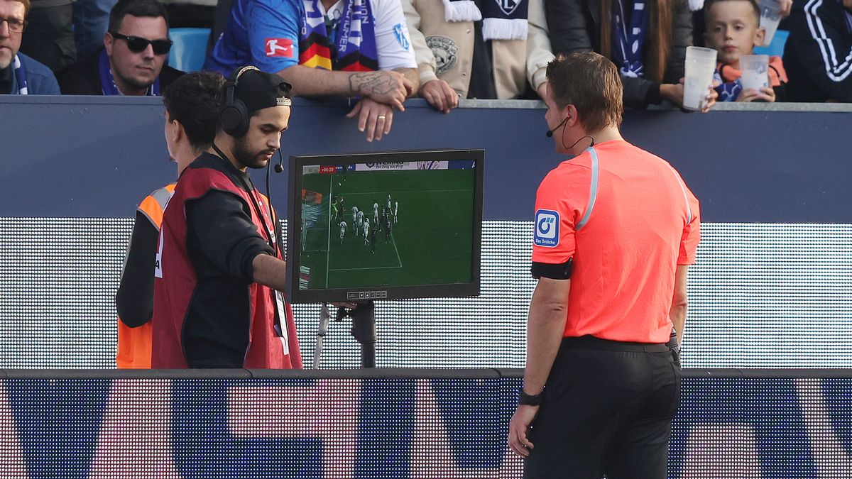 Sędzia Felix Brych ogląda sporną sytuację w meczu VfL Bochum - Borussia M'gladbach
