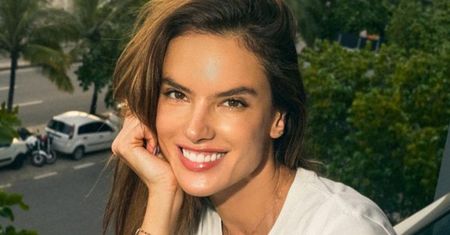 W takim stroju pojawiła się w barze przy plaży. Alessandra Ambrosio znowu w prześwitach