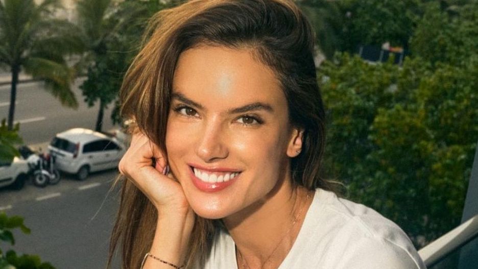 Alessandra Ambrosio zapozowała w ażurowej sukience 