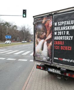 Warszawscy radni uchwalili zakaz dla furgonetek z antyaborcyjnymi i homofobicznymi treściami. Czy mieszkańcy stolicy w końcu będą mogli odetchnąć z ulgą?