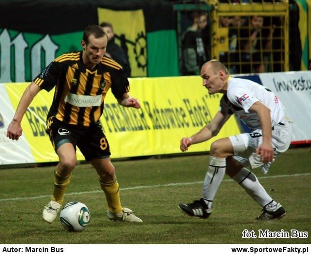 Przemysław Pitry (z lewej) po raz siódmy został ukarany żółtą kartką i musi pauzować w kolejnym meczu.