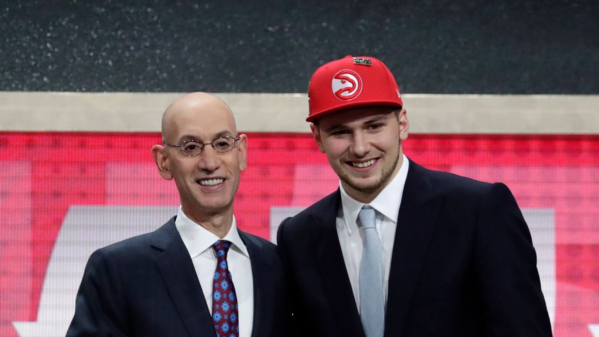 PAP/EPA / JASON SZENES / Na zdjęciu: Adam Silver i Luka Doncić