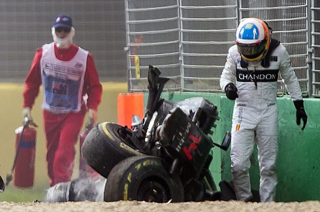 Z bolidu Alonso nic nie zostało (fot. PAP/EPA)