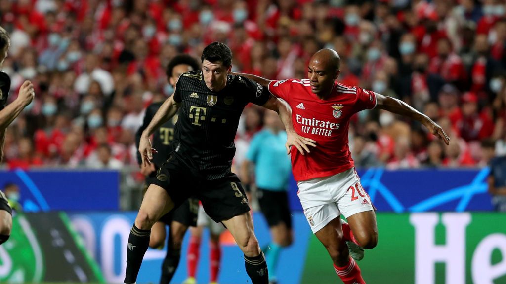 Getty Images / Pedro Fiúza/NurPhoto / Na zdjęciu: Robert Lewandowski w pojedynku z Joao Mario