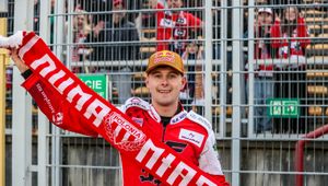 Żużel. Zadecydował bieg dodatkowy. Zażarta walka Przyjemskiego z Pawełczakiem