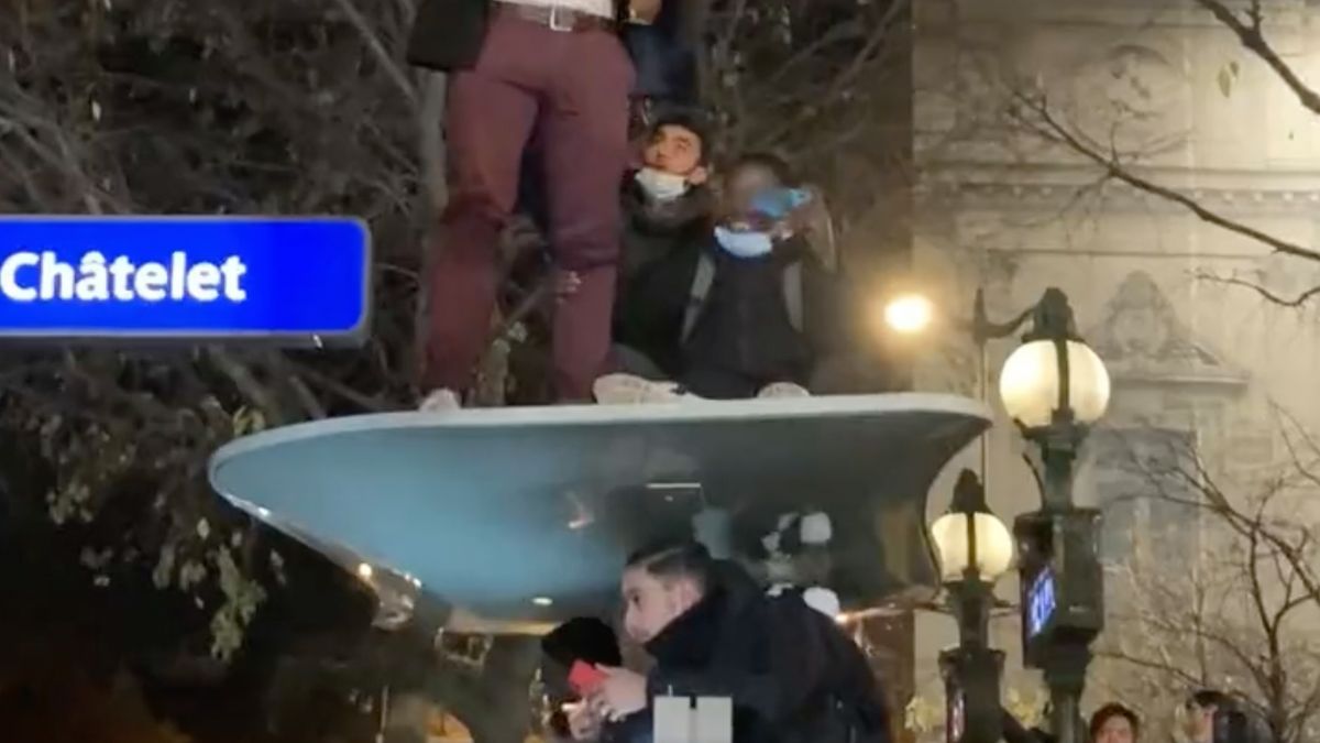 Zdjęcie okładkowe artykułu: Twitter / Fot. Twitter / Jeden z polskich kibiców w oczekiwaniu na przyjazd Roberta Lewandowskiego wszedł na latarnię!
