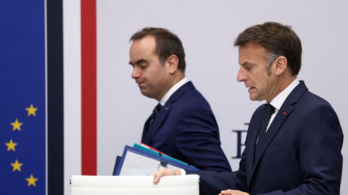 French President Emmanuel Macron and Prime Minister Sebastien Lecornu arrive for a meeting of France's defence and security council at the Elysee Palace in Paris, France, 08 April 2026. The meeting was held following the Iran war ceasefire announcement and to address the return of Cecile Kohler and Jacques Paris, two French nationals freed by Iran after three and a half years in detention. EPA/TOM NICHOLSON / POOL MAXPPP OUT Dostawca: PAP/EPA.
