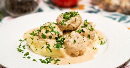Od kiedy znam ten przepis, nie robię pulpetów inaczej. Z aksamitnym purée i śmietankowym sosem smakują obłędnie
