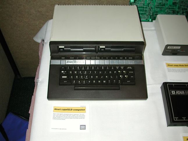 Atari 1450XL (czasem można się spotkać z oznaczeniem 1250XLD). Była to płyta 1200XL wsadzona do obudowy z 1450XL).