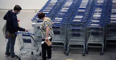 Koronawirus w Polsce. Sieć stawia warunek: Bez maseczki klienci nie zrobią zakupów