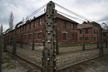 Obcokrajowcy wtargnęli na teren Auschwitz. Kara będzie dotkliwa