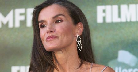 Nigdy nie wyglądała piękniej. Królowa Letizia zachwyciła w "slip dress"
