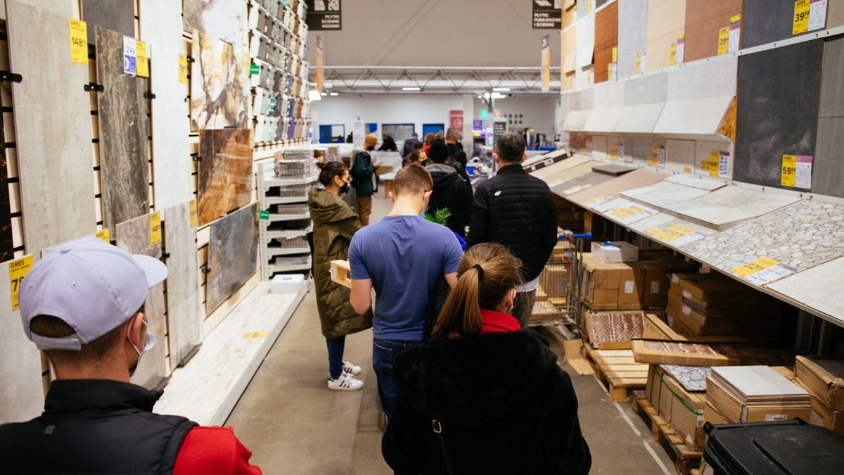 Warszawa, 25.03.2021. Koronawirus w Polsce. Kolejka w jednym z wielkopowierzchniowych sklepów budowlanych w Warszawie, 25 bm. Od 27 bm. sklepy meblowe i budowlane o powierzchni powyżej 2 tys. m kw. zostaną zamknięte. Hurtownie i składy budowlane będą nadal dostępne w celu zapewnienia płynności i ciągłości działania sektora budowlanego. (mr) PAP/Albert Zawada