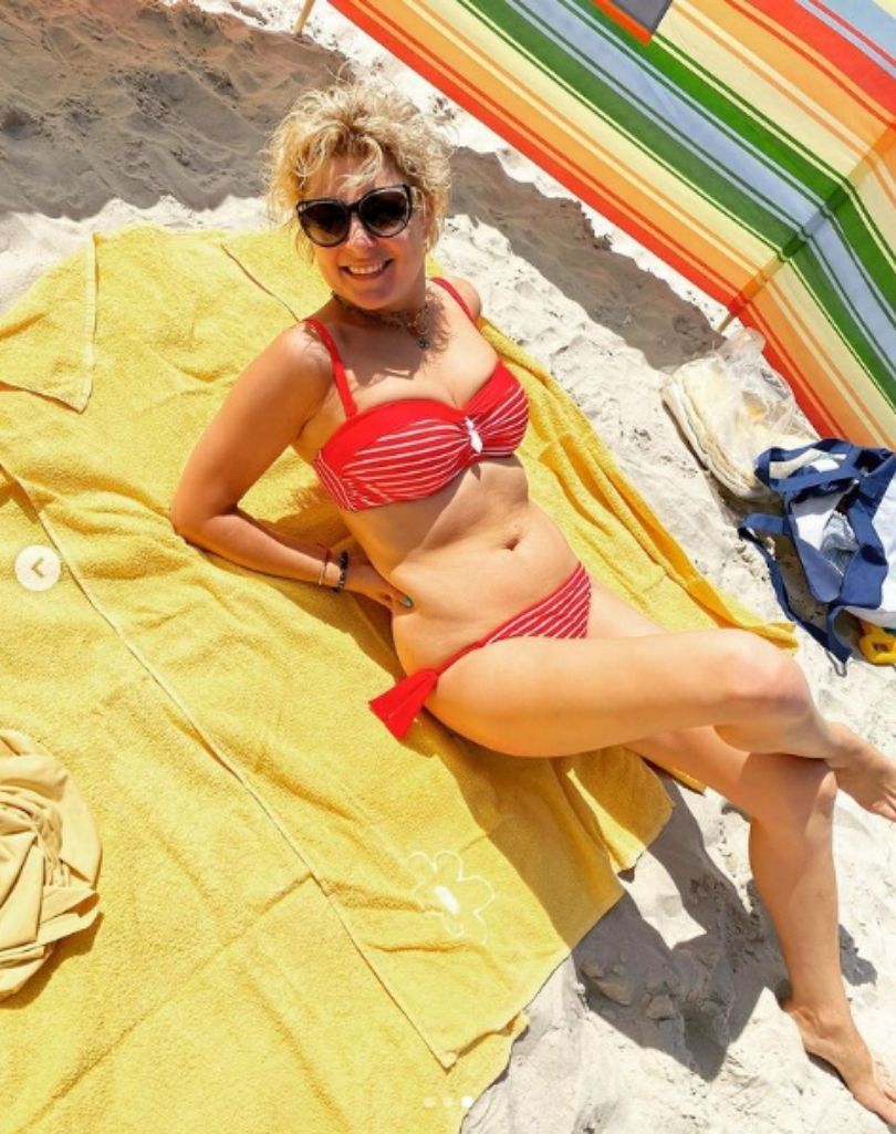 Magdalena Narożna pozuje na plaży w Łebie
