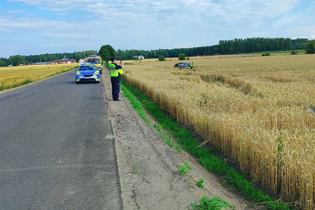 Stasinów. Wypadek nissana - dachowanie