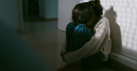 Dramat w rodzinie zastępczej. Kolejna dziewczynka była molestowana