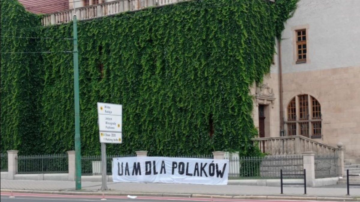 Na ogrodzeniu UAM zawisł kontrowersyjny baner 