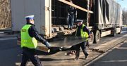 Katowice. Zgubił ostre blachy i zablokował drogę. Na szczęście nikt nie ucierpiał
