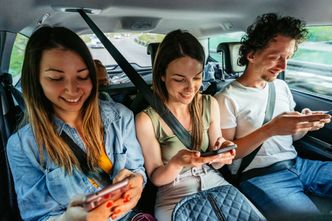 Pokolenie Z nie potrzebuje własnego samochodu. Wystarczy im miejsce na tylnej kanapie