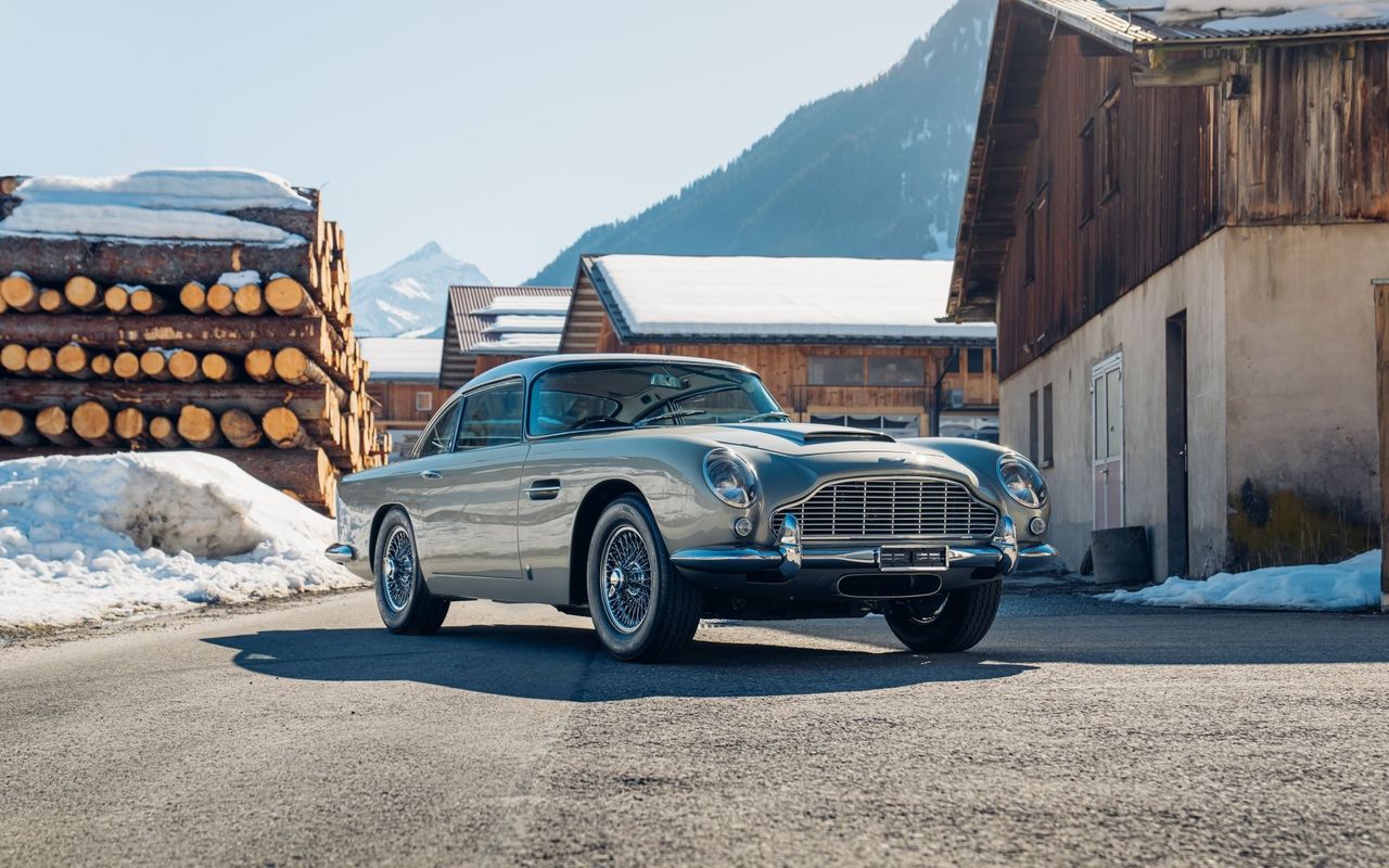 Aston Martin DB5 Seana Connery'ego trafił na sprzedaż. W cenie przejażdżka z mistrzem F1