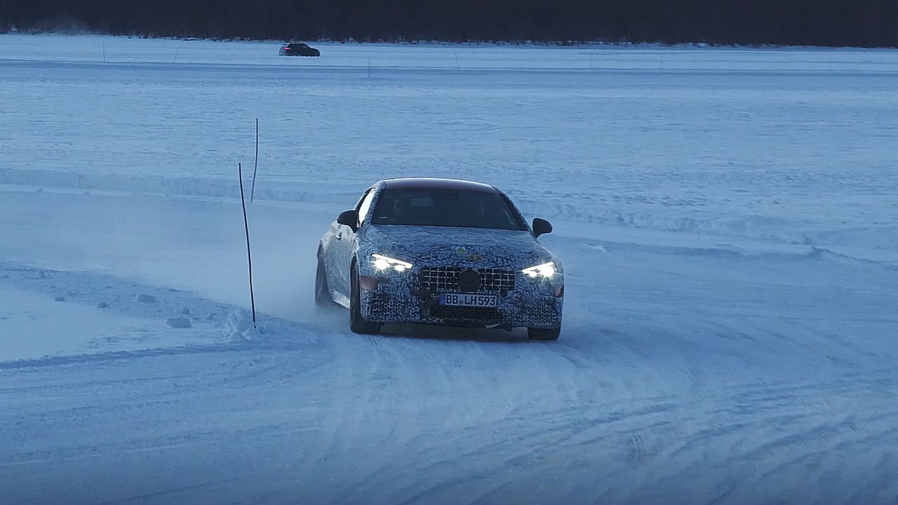 Mercedes CLE przyłapany podczas testów. Drift na środku jeziora